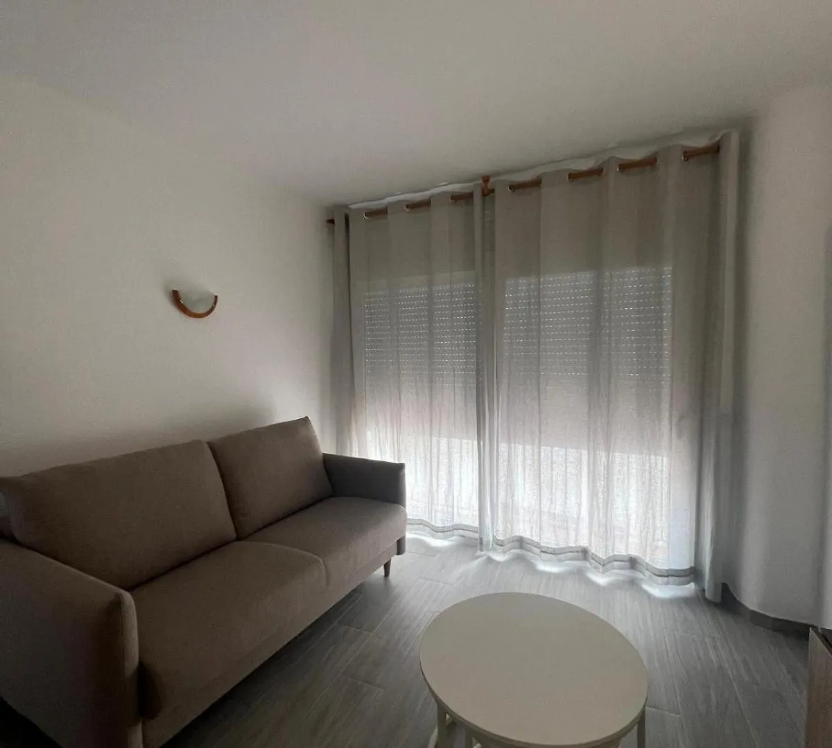 Bonito Apartamento En El Centro De Rosas Av-77